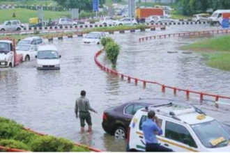 Delhi Rain: बारिश के बाद Delhi NCR में कार्य यात्राएं जल भ्रमण में बदल जाती हैं: ‘Boating to office" 12 Delhi NCR