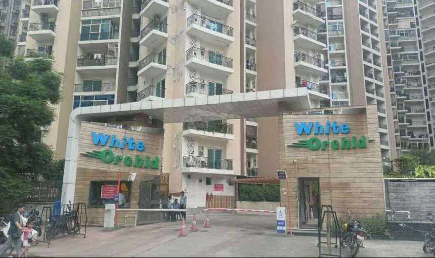 Greater Noida : अपार्टमेंट की देखरेख के बहाने हो रहे Scam, हर सोसाइटी के लोग परेशान