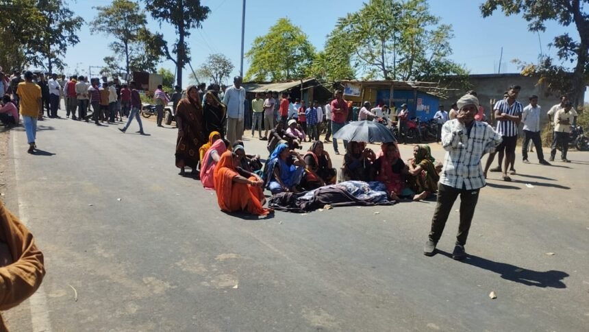 Katani MP News | दो युवकों की मौत के बाद भड़का गुस्सा | धरना प्रदर्शन से चार जिलों का संपर्क टूटा, सड़क पर रखे गए शव 1 WhatsApp Image 2025 03 06 at 2.15.05 PM 1