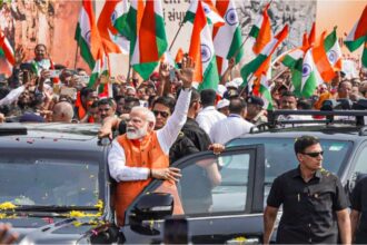 पीएम मोदी के रोड शो में पहुंचा "Sofiya Qureshi" का परिवार, मोदी भी हुए भावुक