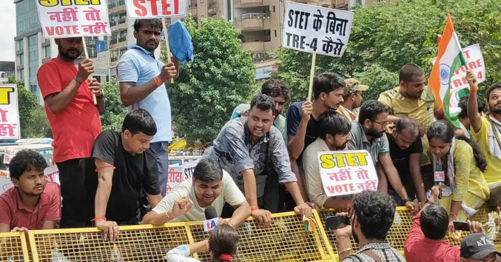 पटना में STET अभ्यर्थियों पर लाठीचार्ज, ‘परीक्षा नहीं तो वोट नहीं’ का नारा 2 STET protest