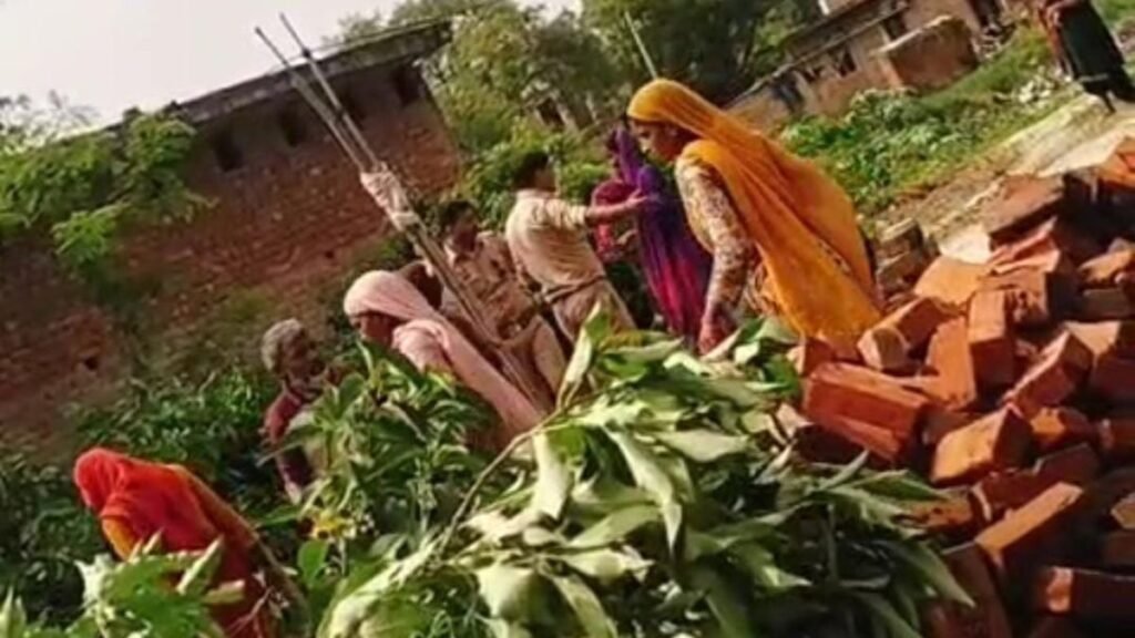 सहन से जबरन रास्ता निकालने की कोशिश में दबंग, पुलिस पर मिलीभगत का आरोप 2 दबंगों