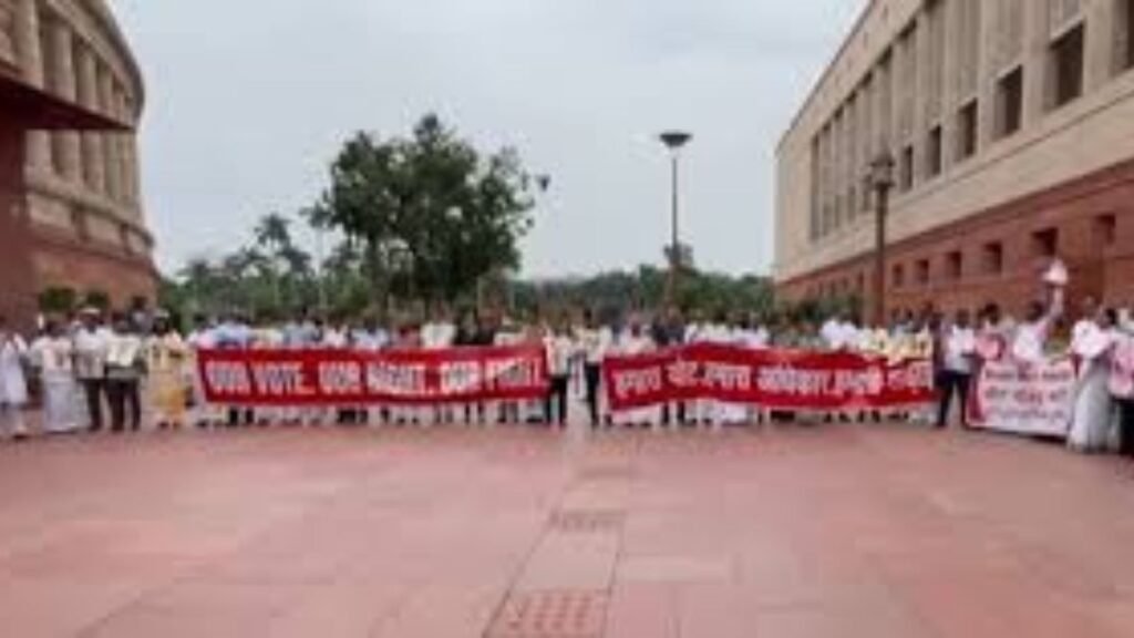 EC के खिलाफ विपक्ष का हमला! अखिलेश यादव ने कूदी बैरिकेडिंग! 2 विपक्ष का चुनाव आयोग