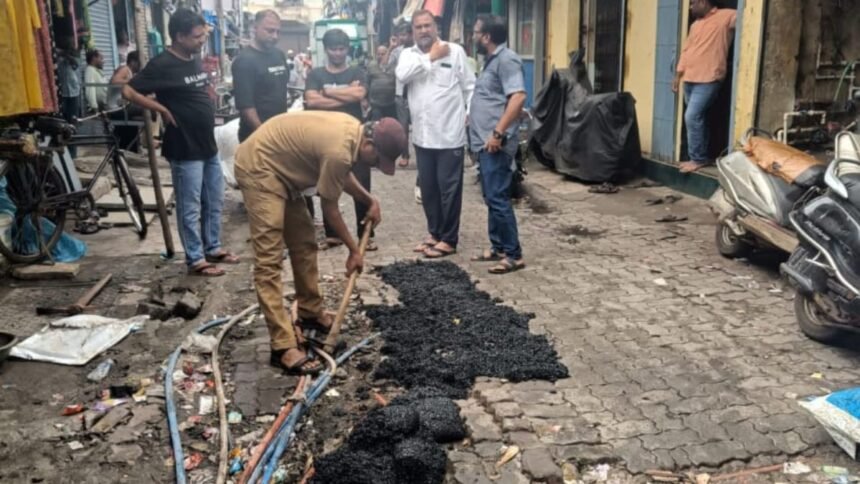 साकीनाका के राजीव नगर में समाजसेवक प्रदीप बंड के प्रयास से सड़क मरम्मत कार्य शुरू 1 साकीनाका