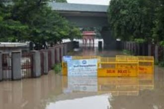 दिल्ली में यमुना के उफान ने 'सीने' तक प्रवेश किया — सिविल लाइन्स और आईटीओ तक बाढ़ का असर, रिकॉर्ड लाॅवल्स टूटे 14 Delhi Flood
