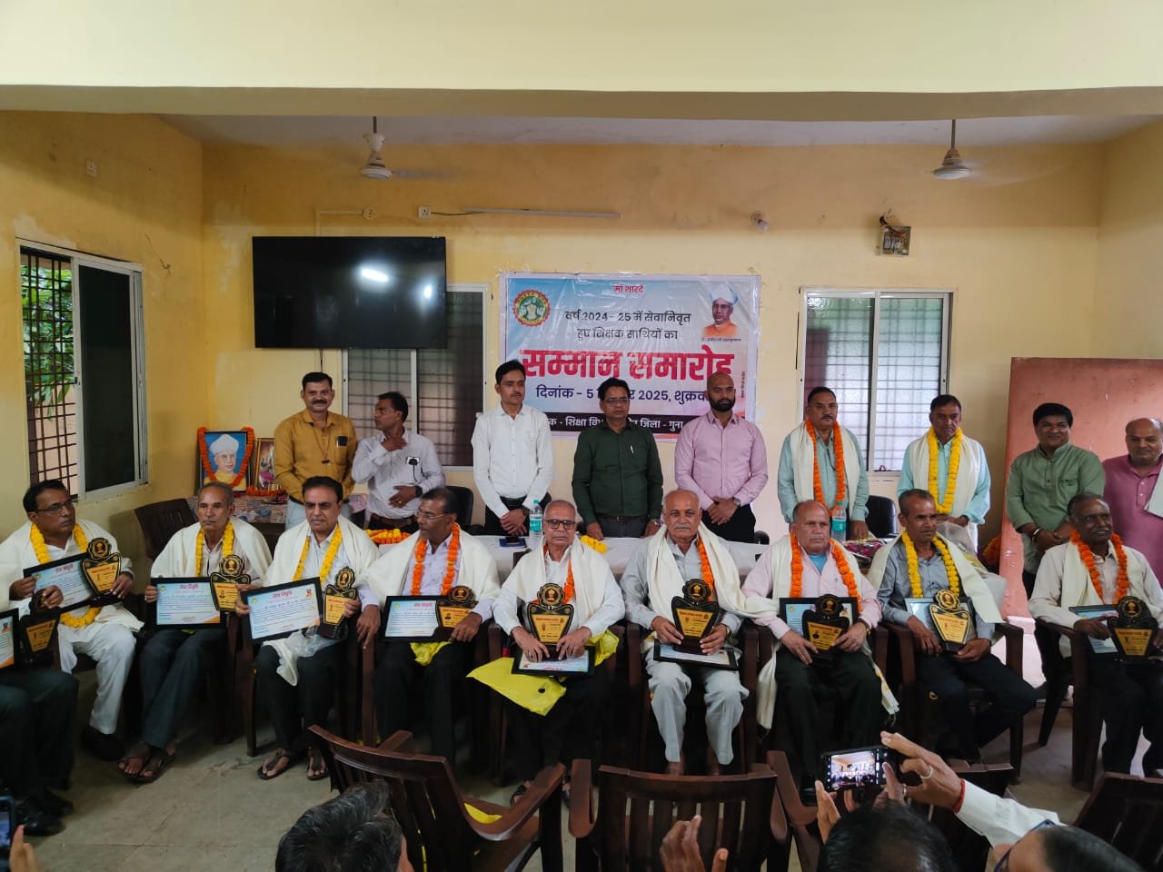शिक्षक दिवस पर आरोन में भव्य सम्मान समारोह, सेवानिवृत्त शिक्षकों को किया गया अभिनंदित 1 Teachers Day Honour Ceremony Aaron