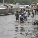 दिल्ली–NCR में बारिश से हाहाकार: यमुना खतरे के निशान से ऊपर, ट्रैफिक और स्कूलों पर असर 2 delhi flood