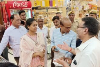 अमरोहा की डीएम निधि गुप्ता वत्स ने बाजार में लिया जीएसटी सुधारों पर ग्राहकों का फीडबैक 14 अमरोहा की डीएम