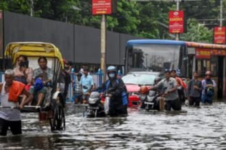 कोलकाता में मूसलाधार बारिश: तीन फीट तक पानी, चार की मौत, यातायात प्रभावित 6 कोलकाता में मूसलाधार बारिश