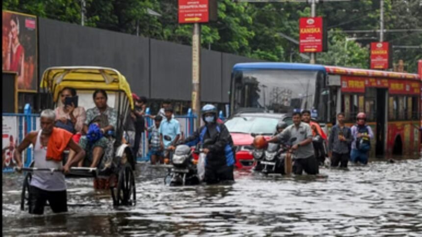 कोलकाता में मूसलाधार बारिश
