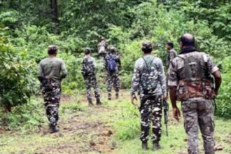 झारखंड के गुमला में सुरक्षाबलों की बड़ी सफलता, मुठभेड़ में 3 माओवादी ढेर, हथियार बरामद 4 गुमला मुठभेड़ में सुरक्षाबलों की कार्रवाई के बाद बरामद हथियारों की तस्वीर