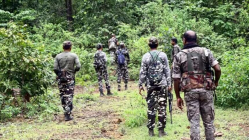 गुमला मुठभेड़ में सुरक्षाबलों की कार्रवाई के बाद बरामद हथियारों की तस्वीर