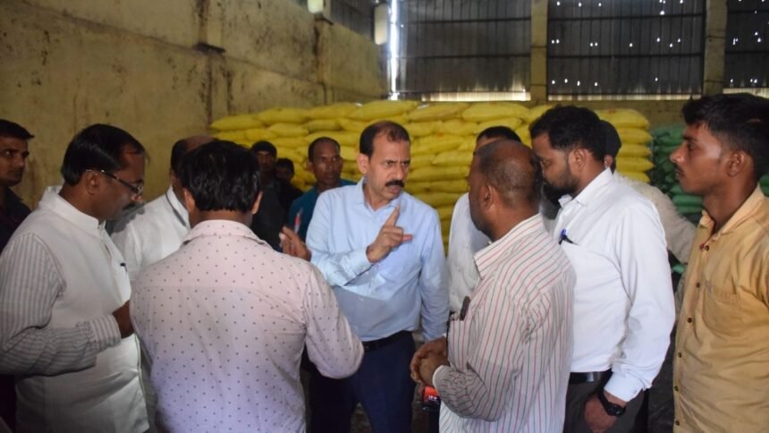 मार्कफेड गोदाम का निरीक्षण: किसानों को समय पर मिले खाद, कालाबाजारी पर सख्त कार्रवाई के निर्देश 1 मार्कफेड गोदाम