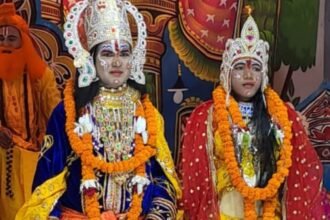 रामलीला में राम-सीता विवाह का मंचन करते कलाकार