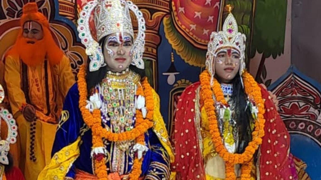 रामलीला में राम-सीता विवाह का मंचन करते कलाकार