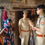 रायबरेली में महिला को बंधक बनाकर घर में लूटपाट की घटना की जांच करती पुलिस