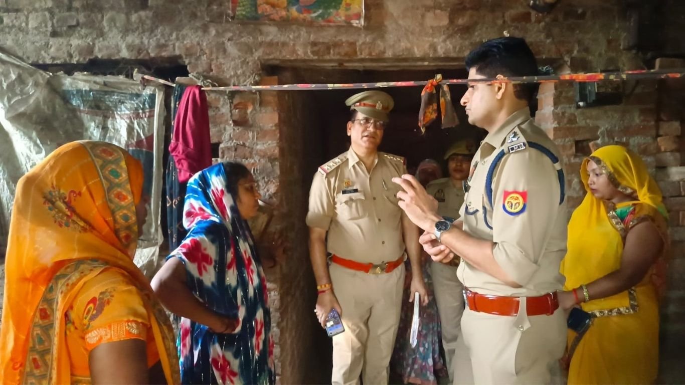 रायबरेली में महिला को बंधक बनाकर घर में लूटपाट की घटना की जांच करती पुलिस