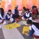विंध्य धाम में चित्रकला प्रतियोगिता में भाग लेती छात्राएं और सफाई अभियान चलाते प्रतिभागी