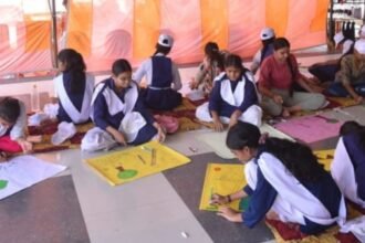विंध्य धाम में चित्रकला प्रतियोगिता में भाग लेती छात्राएं और सफाई अभियान चलाते प्रतिभागी