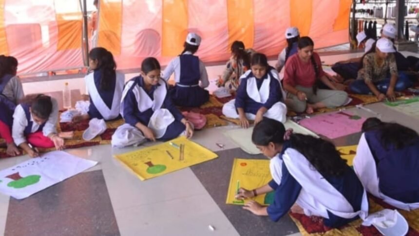 विंध्य धाम में चित्रकला प्रतियोगिता में भाग लेती छात्राएं और सफाई अभियान चलाते प्रतिभागी
