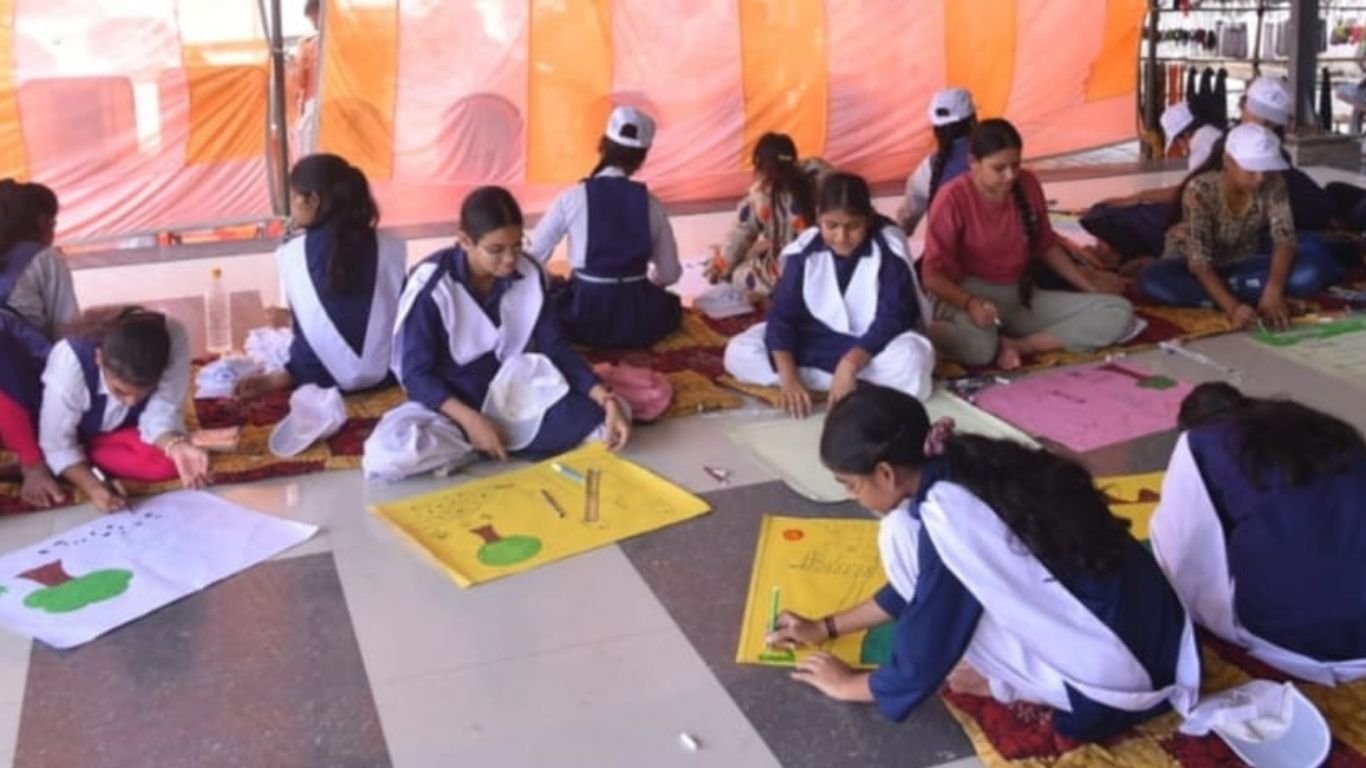 विंध्य धाम में चित्रकला प्रतियोगिता में भाग लेती छात्राएं और सफाई अभियान चलाते प्रतिभागी