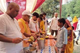 श्रद्धालुओं की सेवा में समर्पित भंडारा, विंध्यधाम अष्टभुजी पर खीर-तहरी का प्रसाद 12 विंध्यधाम अष्टभुजी पर खीर-तहरी का प्रसाद