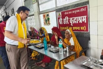 वृद्ध आश्रम में लायन्स क्लब