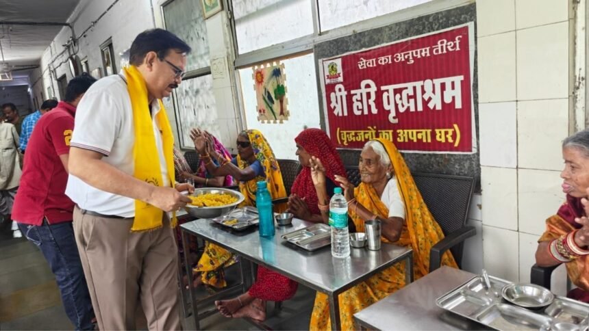 वृद्ध आश्रम में लायन्स क्लब