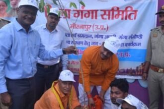 जिला गंगा समिति और वन विभाग ने वृक्षारोपण और स्वच्छता अभियान से पर्यावरण संरक्षण की ओर बढ़ाया कदम 10 स्वच्छता अभियान में भाग लेते लोग।