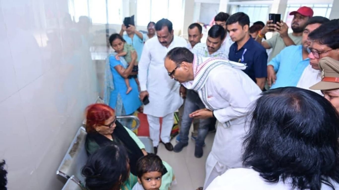 अस्पताल में मरीजों और तीमारदारों से अच्छा व्यवहार करने का उपमुख्यमंत्री ने दिया निर्देश 1 अस्पताल में मरीज