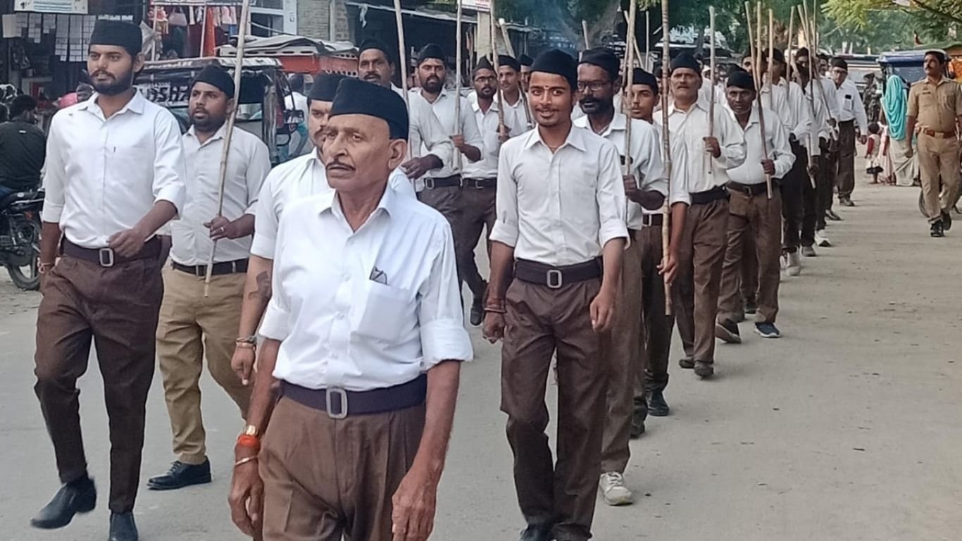 आरएसएस का पथ संचलन: देशभक्ति के नारों से गूंजा सलोन विधान सभा क्षेत्र 1 आरएसएस का पथ संचलन