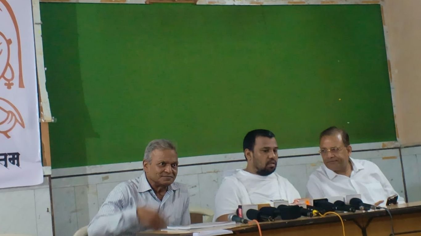 कबूतरों को बचाने मैदान में उतरे जैन संत, मनपा को चेतावनी: जल्द होगी धर्म सभा 1 कबूतरों को बचाने मैदान