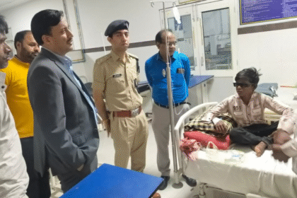 कार्बाइड गन से प्रभावित बच्चों को देखने पहुंचे कलेक्टर और एसपी