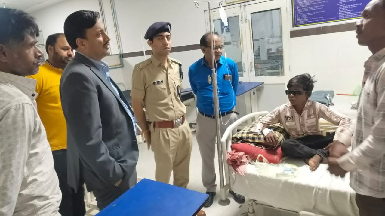 कार्बाइड गन से प्रभावित बच्चों को देखने पहुंचे कलेक्टर और एसपी 1 कार्बाइड गन से प्रभावित बच्चों को देखने पहुंचे कलेक्टर और एसपी