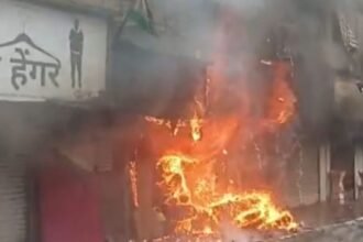 गद्दे की दुकान में लगी भीषण आग