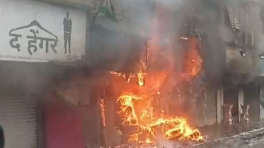 गद्दे की दुकान में लगी भीषण आग