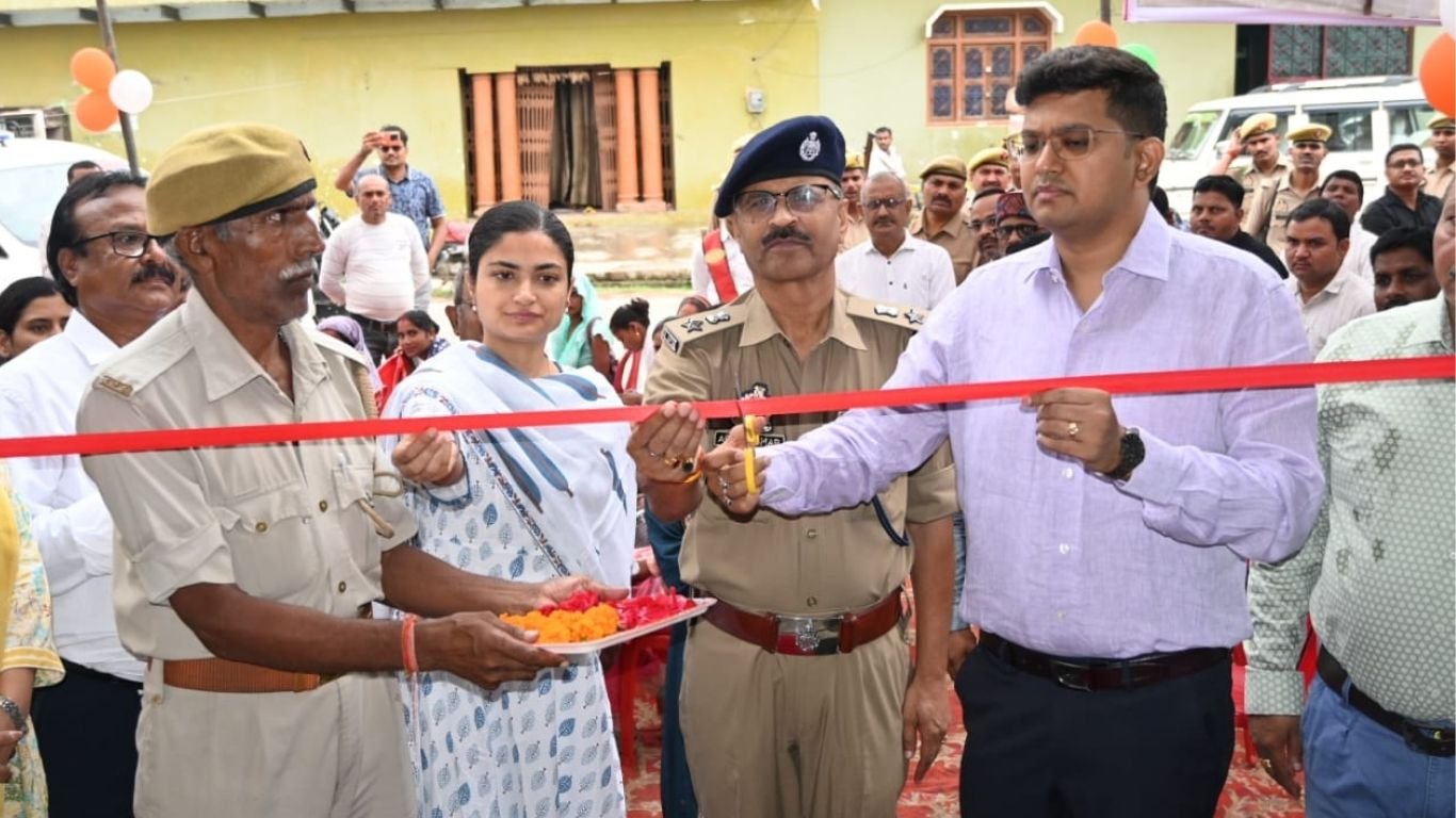 चित्रकूट, डीएम एसपी ने महिला सुरक्षा मिशन शक्ति फेज 5 के तहत मोटर ट्रेंनिंग स्कूल का उद्घाटन लड़कियों के लिए किया 1 चित्रकूट