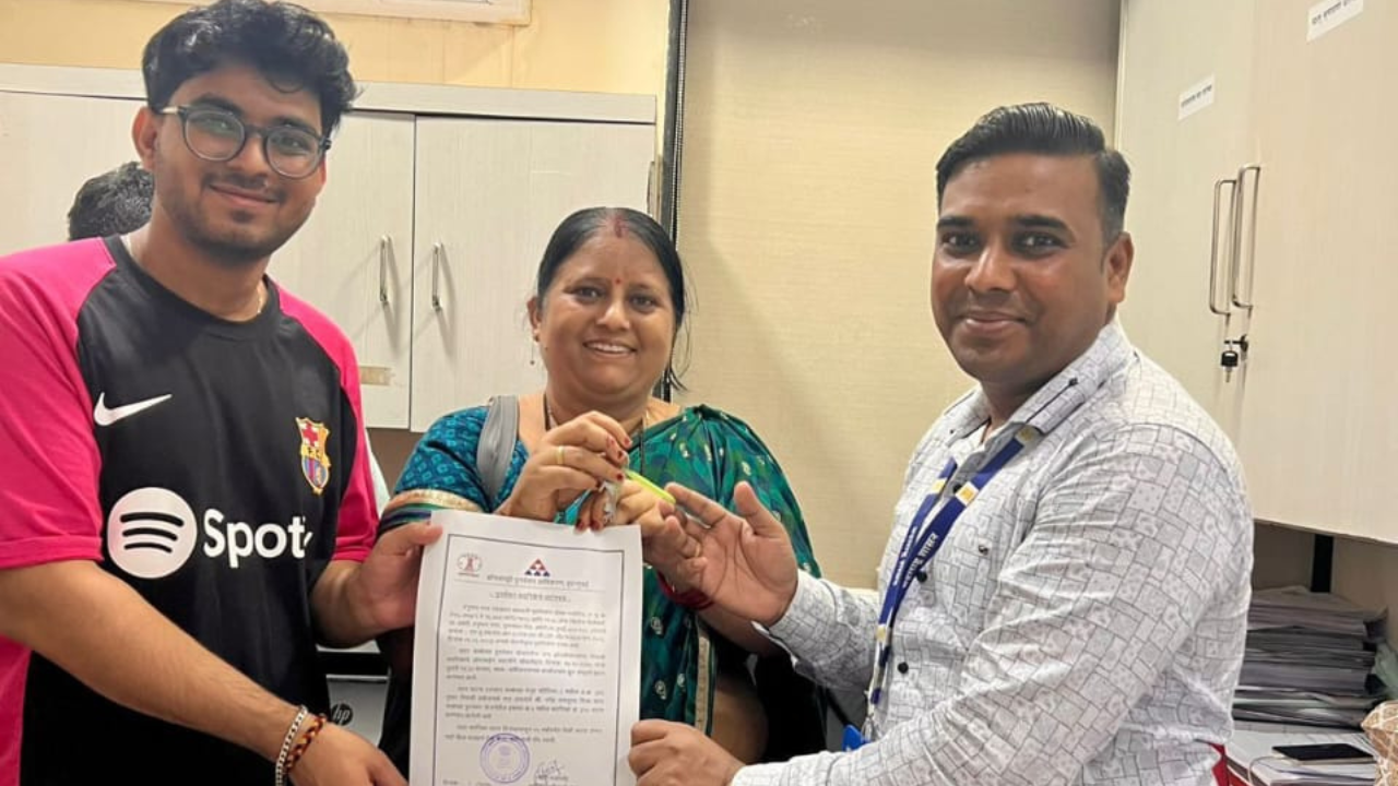 दीपावली पर एसआरए की सौगात — दो पात्र लाभार्थियों को मिला अपने सपनों का घर 1 दीपावली पर एसआरए की सौगात — दो पात्र लाभार्थियों को मिला अपने सपनों का घर