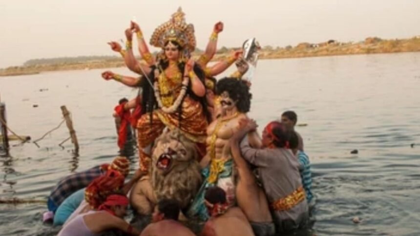 धूमधाम से विसर्जन