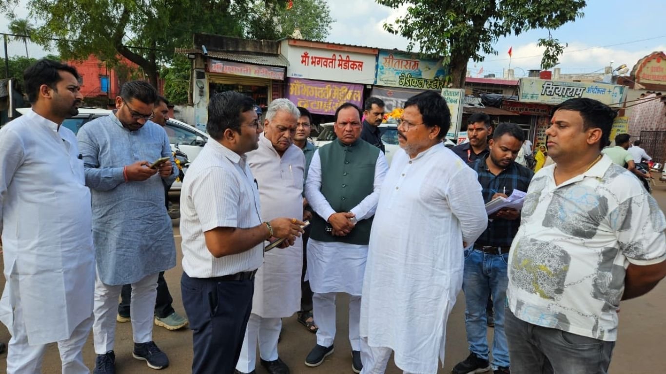 प्रभारी मंत्री
