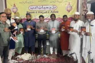 बज़्मे हयात ए अदब ,काव्य गोष्ठी "मेरे दामन में तो फूलों के सिवा कुछ भी नहीं" में मौलाना मोहम्मद उमैर सिद्दीक़ी का सम्मान, किताब विमोचन और शायरी का जादू 20 बज़्मे हयात ए अदब