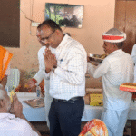 जिलाधिकारी ने वृद्धाश्रम में मनाई दीपावली, मिठाई और उपहार वितरित किए 2 वृद्धाश्रम
