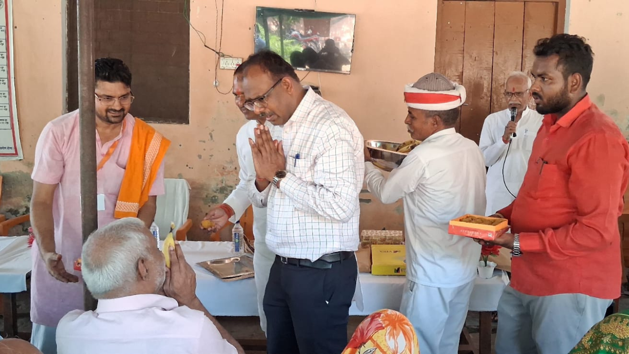 जिलाधिकारी ने वृद्धाश्रम में मनाई दीपावली, मिठाई और उपहार वितरित किए 1 वृद्धाश्रम