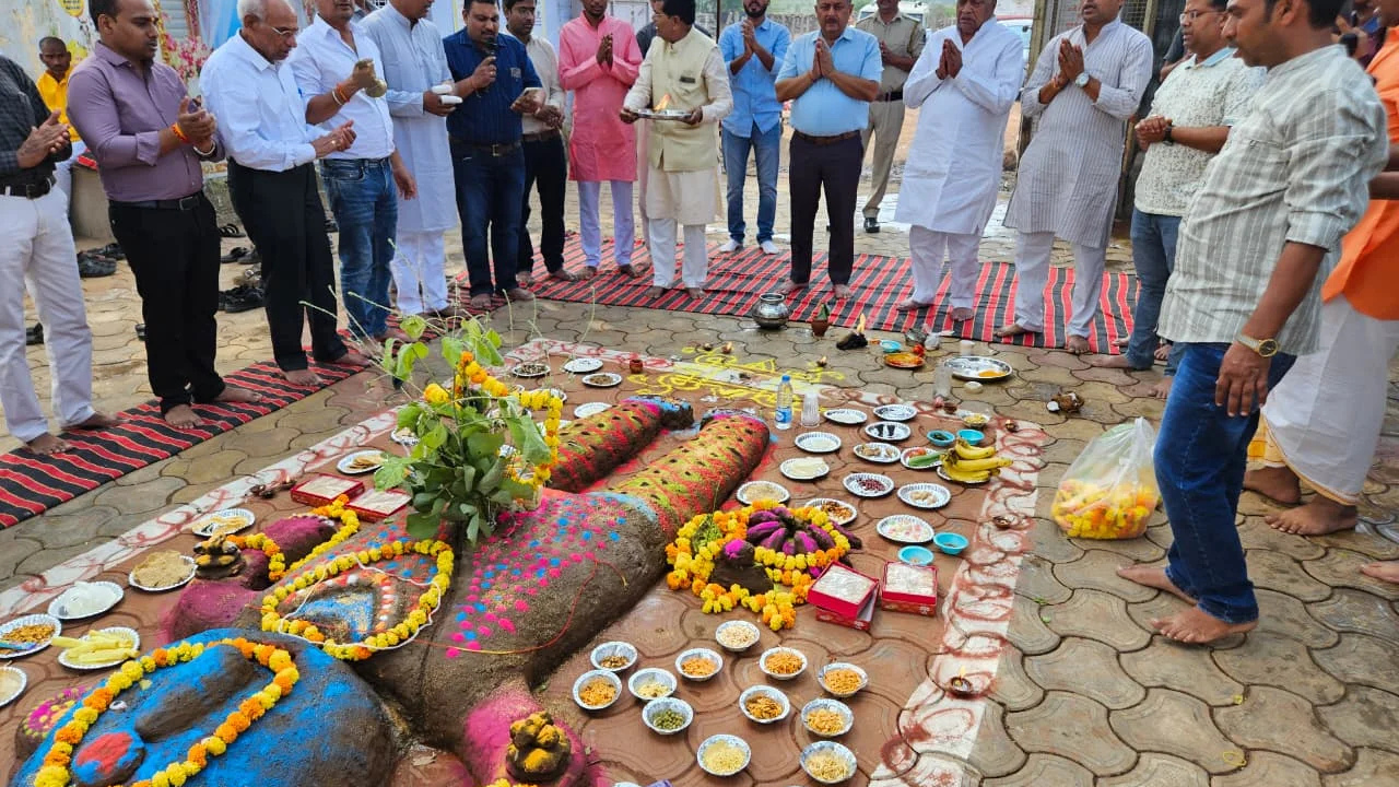शिवपुरी में गोवर्धन पूजा का भव्य आयोजन, जनप्रतिनिधि और अधिकारी हुए शामिल 1 शिवपुरी में गोवर्धन पूजा का भव्य आयोजन