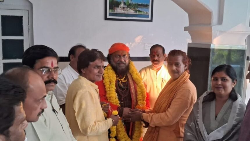 संघर्ष से संन्यासी तक का सफर: सूरज से स्वदेशानंद और देश से विदेश तक की यात्रा 1 Untitled design 11