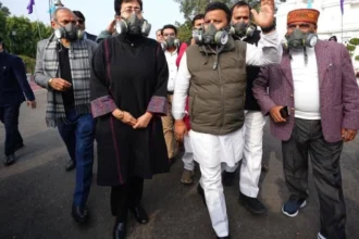 aap protest against delhi aqi
